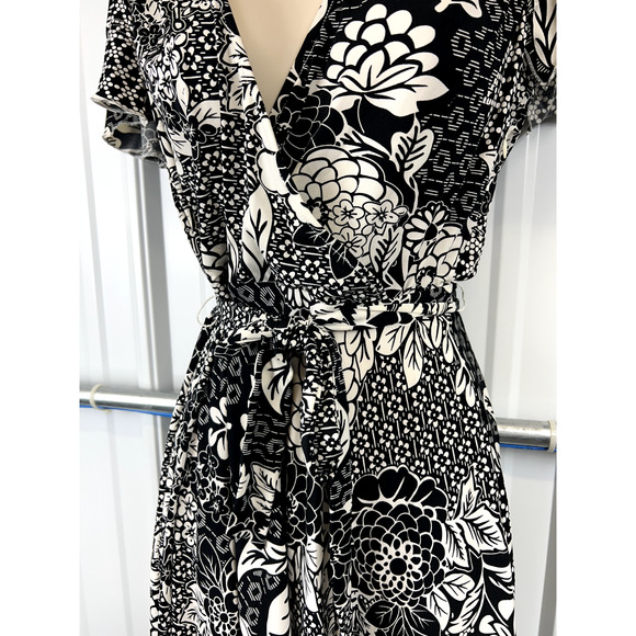 MiXit Dress Women's Size 8 Wrap Dress Black‎ white Fit Flare Deep Vneck floral - Picture 1 of 13